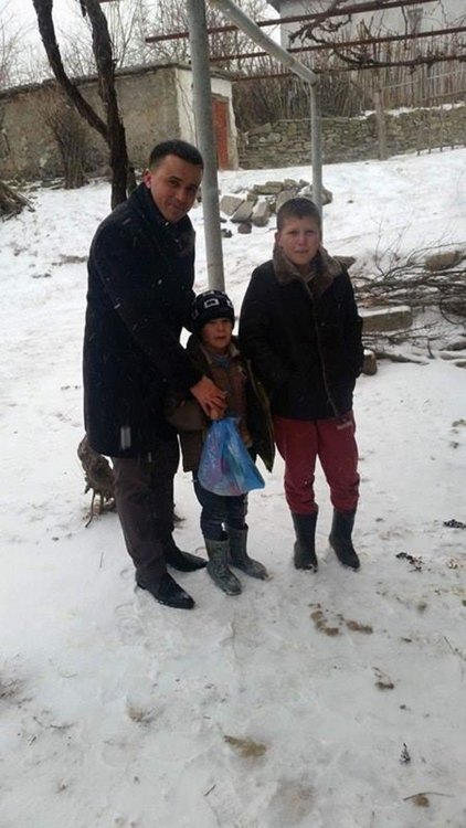 Общинският съветник Ферди Мурад зарадва с новогодишни подаръци децата от район Костино