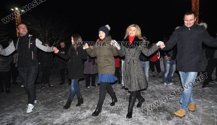 Честита Нова 2017 година! Да е мирна и щастлива 