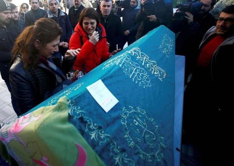 Истанбул погребва жертвите на терористичната атака 