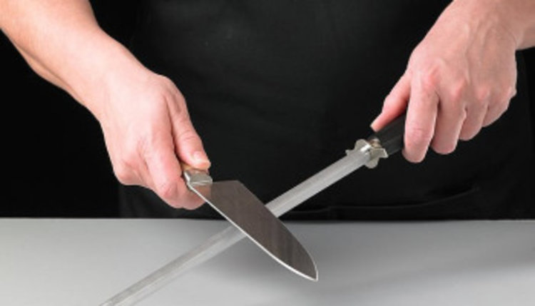 Крадци прибраха по празниците кухненски ножове, слънчеви очила и Пасат