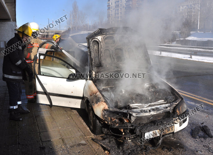 Опел на сладкар се запали в движение в Хасково и изгоря