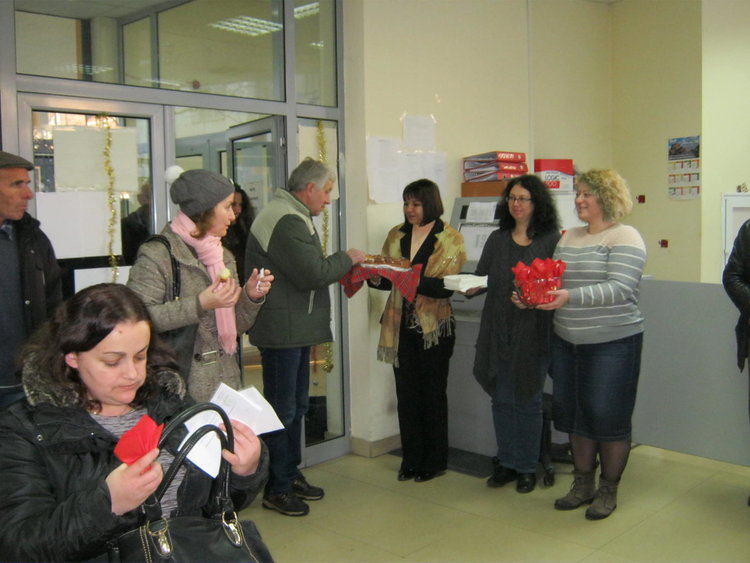 С орехи за берекет и с паричка за късмет посрещнаха първите клиенти в НАП Кърджали