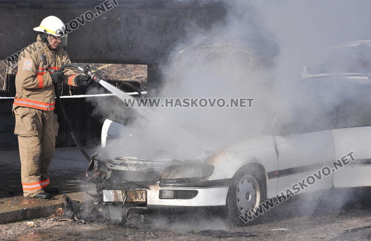 Опел на сладкар се запали в движение в Хасково и изгоря