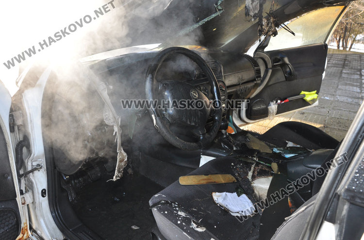 Опел на сладкар се запали в движение в Хасково и изгоря