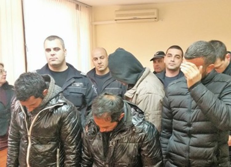 Каналджия и крадци в групата, арестувана за 40 кг хероин 