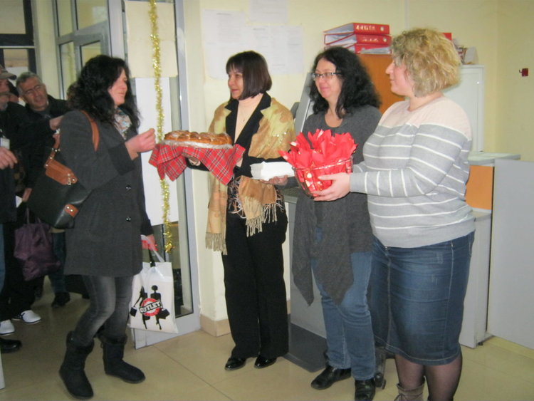 С орехи за берекет и с паричка за късмет посрещнаха първите клиенти в НАП Кърджали