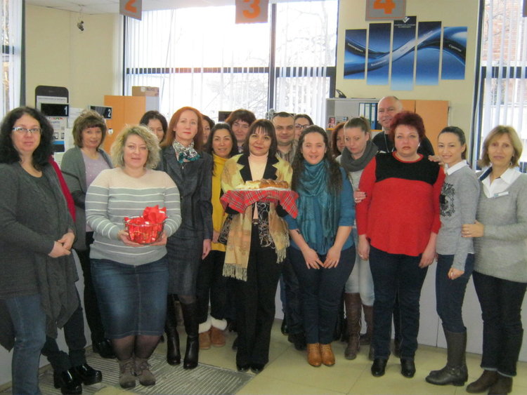 С орехи за берекет и с паричка за късмет посрещнаха първите клиенти в НАП Кърджали