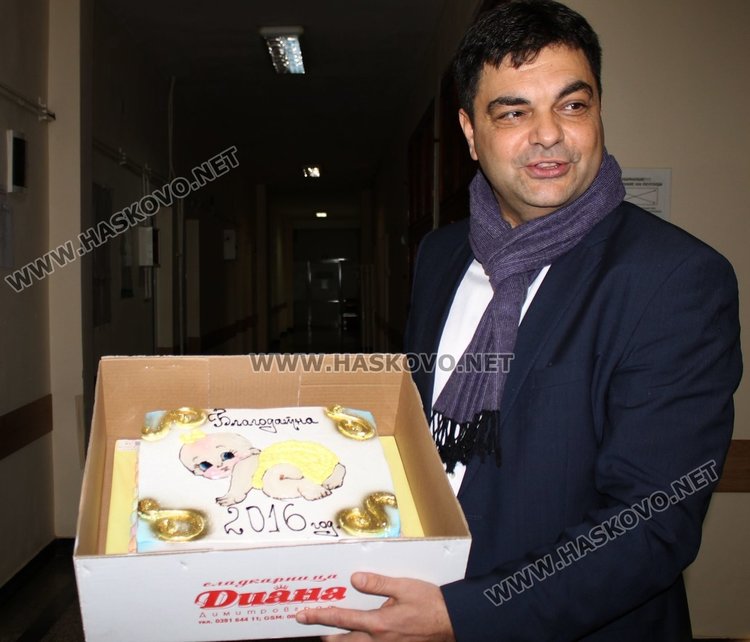 Първото бебе в Димитровград с подаръци от кмета Иво Димов