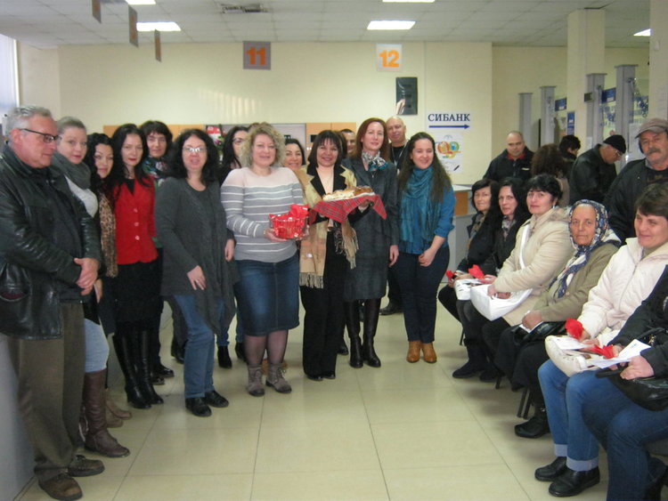 С орехи за берекет и с паричка за късмет посрещнаха първите клиенти в НАП Кърджали