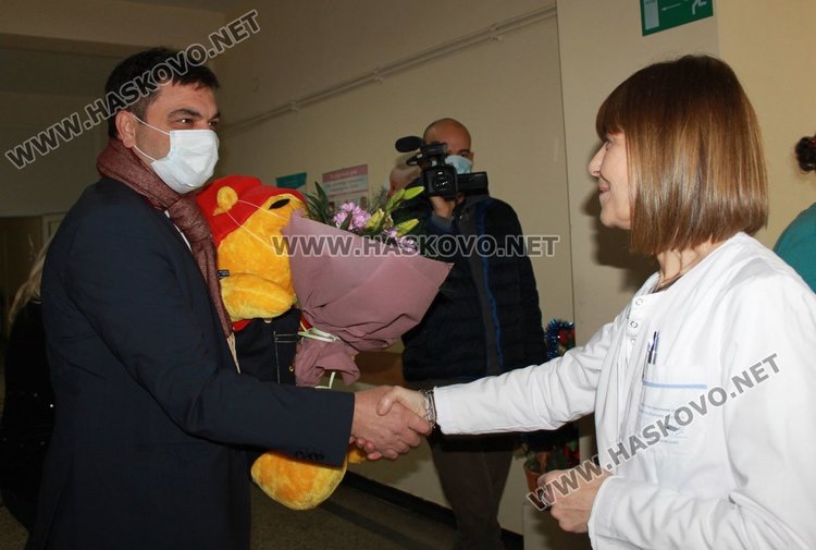 Димов поздрави началника на отделението д-р Нина Чаталова