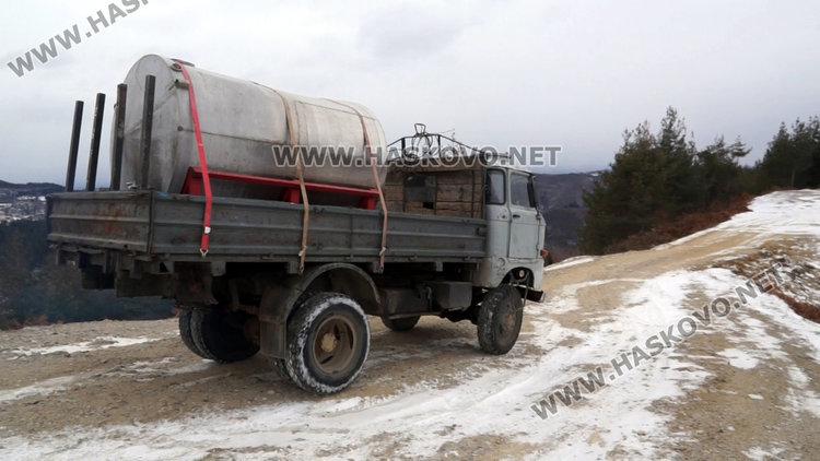 В тези цистерни се достави вода на хората от петте села за празниците
