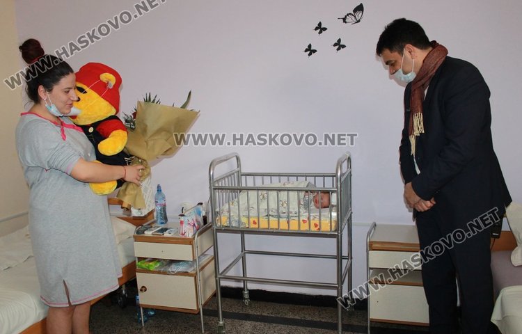 Кметът Иво Димов посети първото за 2017 г. бебе в Димитровград