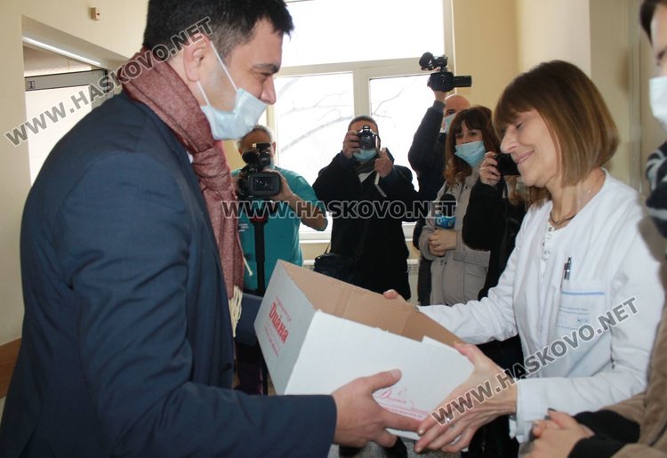 Комплект монети получи първото за 2017 г. бебе в Димитровград