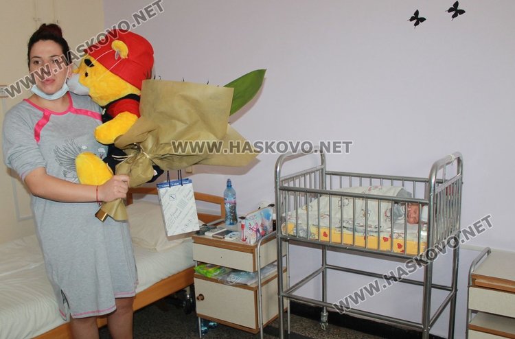 Комплект монети получи първото за 2017 г. бебе в Димитровград