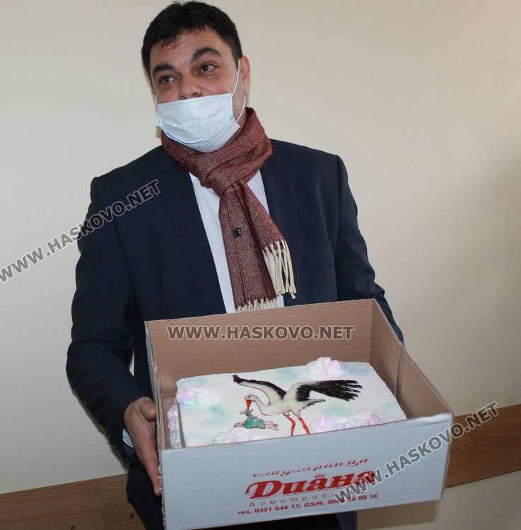 Торта имаше за екипа на Родилно отделение