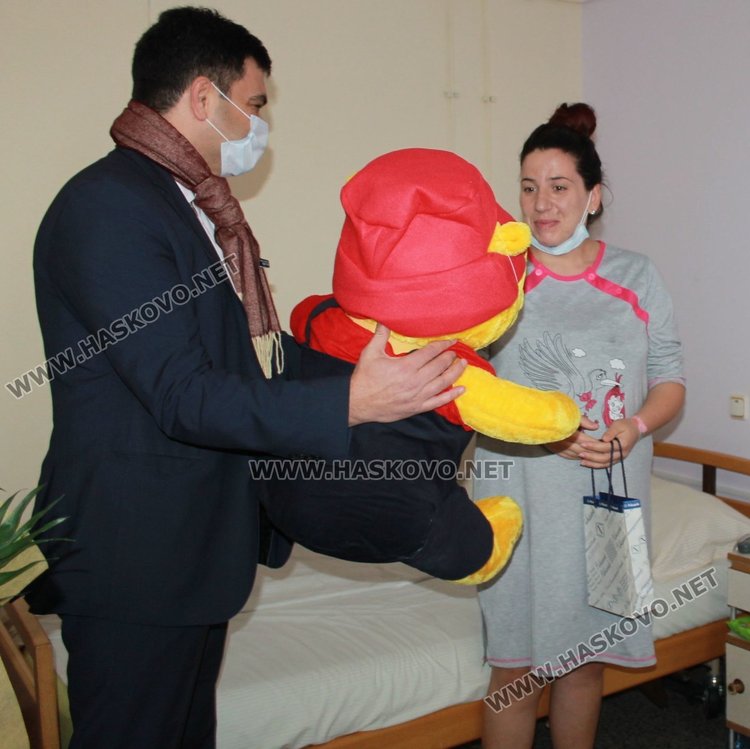 Комплект монети получи първото за 2017 г. бебе в Димитровград