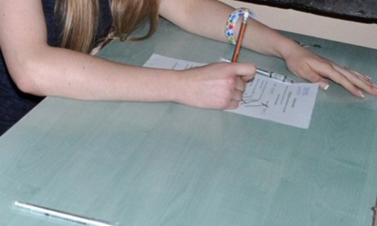 Ученици в час – по документи, а класните стаи са празни