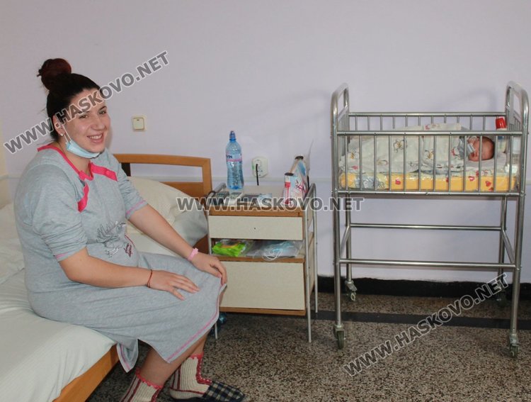 Комплект монети получи първото за 2017 г. бебе в Димитровград