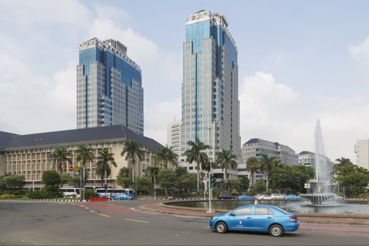 Мюсюлмани на нож против банкнота – картинката няма забрадка