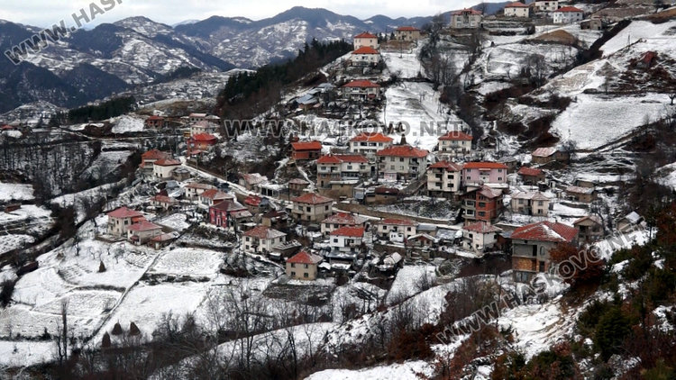 Къщите във високопланинските села са пръснати, но носенето на вода на ръка е ежедневие за местните