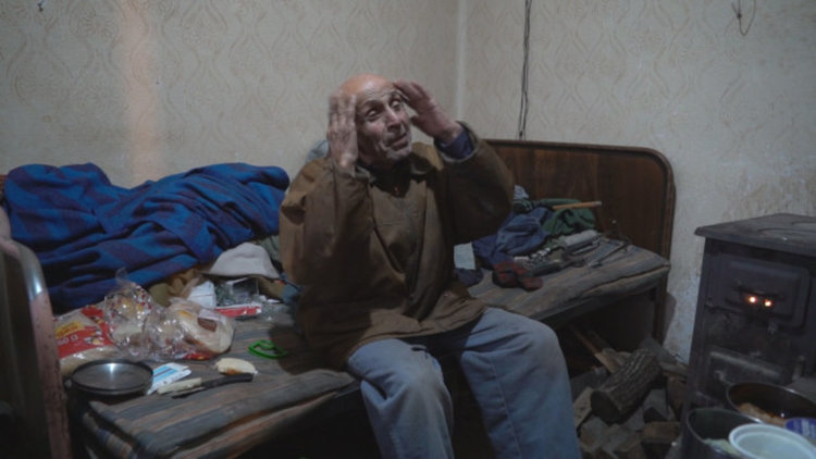 11-годишни деца, въоръжени с нож, ограбиха възрастен мъж