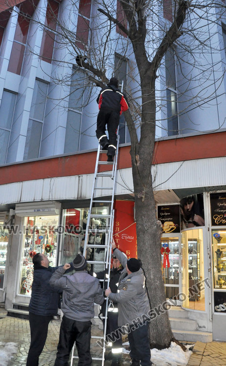 Пожарната участваше в спасителната операция като крепеше стълбата