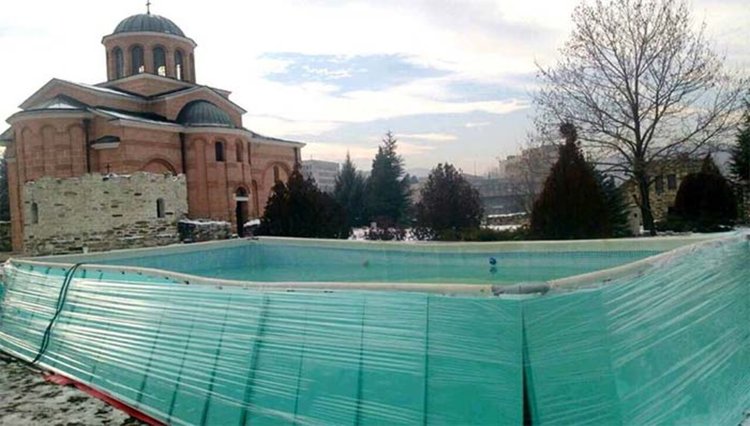 Родители построиха басейн и дариха дърворезбован кръст за Богоявление на храма във „Веселчане“