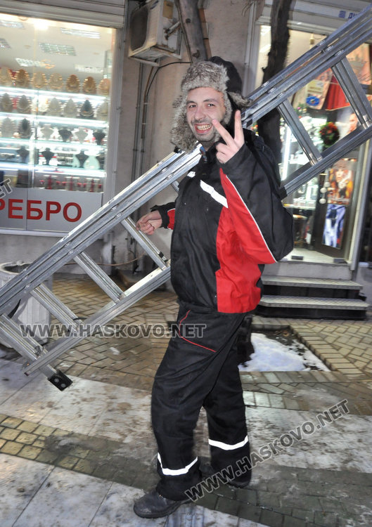 Коте бедства три дни на 8-метрово дърво, пожарната отчита спасяване