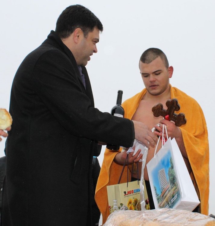 Миналата година кръста от водите на река Марица извади борецът Драгомир Димов