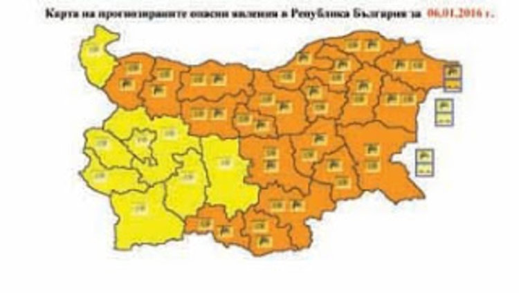 Оранжев код: Връхлита ни северен вятър до 24 метра в секунда, дъждът ще премине в сняг