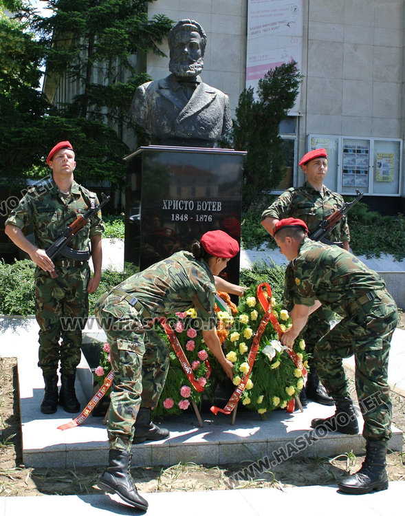 На 2 юни, Деня на Ботев, паметникът бе отрупан с венци и цветя