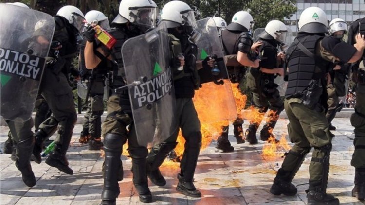 Няколко самоделни бомби избухнаха в центъра на Атина