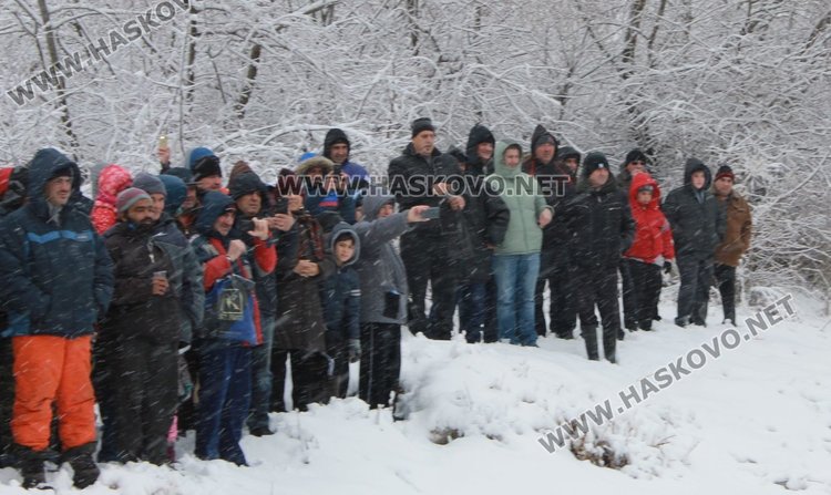 18-годишен спортист извади кръста на Йордановден в Димитровград