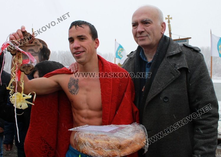 18-годишният спортист Янислав Георгиев извади кръста от водите на река Марица на Йордановден