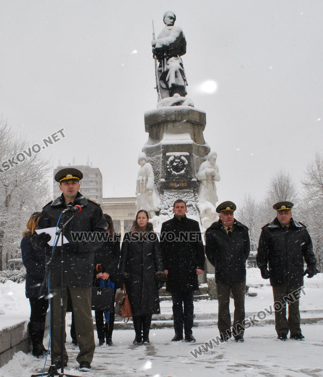 Осветиха бойните знамена на Йордановден в Хасково