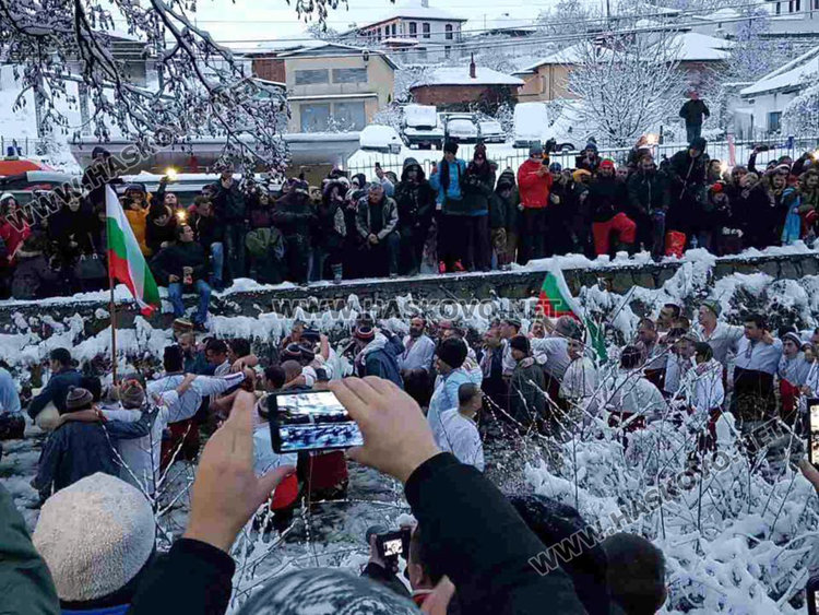 Репортер на eTV и хандбалист на мъжкото хоро в Калофер