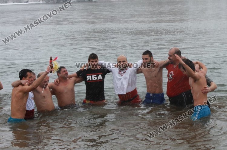 Имаше и традиционното мъжко хоро