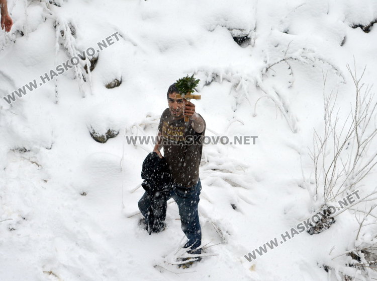Младежът, успял да вземе разпятието от реката