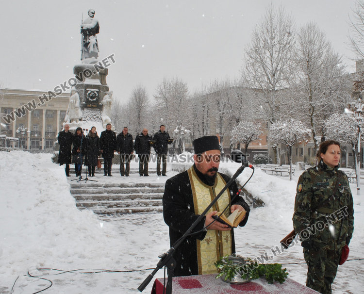 Осветиха бойните знамена на Йордановден в Хасково
