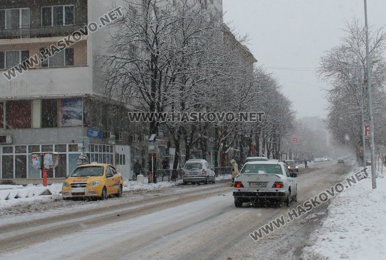 Възстановиха тока в димитровградските села, почистват улици в града