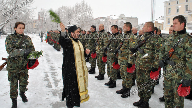Осветиха бойните знамена на Йордановден в Хасково