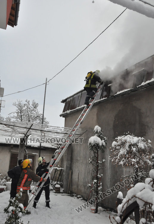 Гръмнал котел подпали къща в Хасково и остави 6 души на улицата