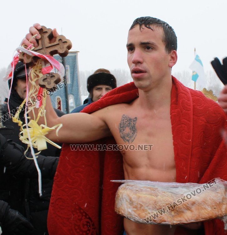 18-годишен спортист извади кръста на Йордановден в Димитровград