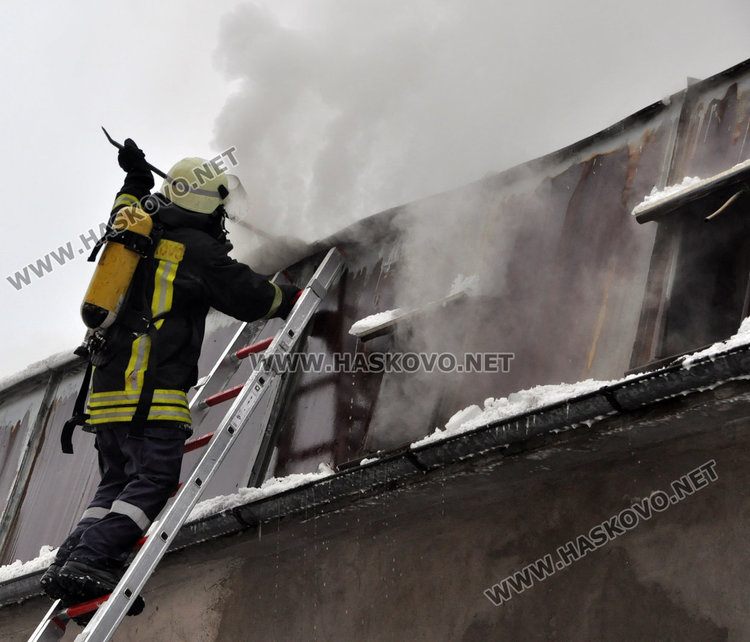 Гръмнал котел подпали къща в Хасково и остави 6 души на улицата