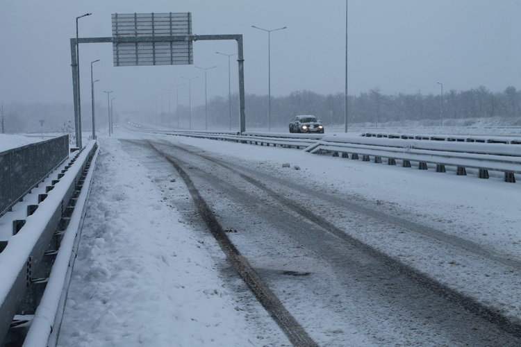 Кола се заби в преспи сняг на път за болница 
