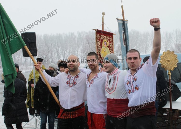 18-годишен спортист извади кръста на Йордановден в Димитровград