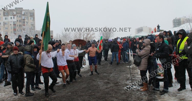 18-годишен спортист извади кръста на Йордановден в Димитровград