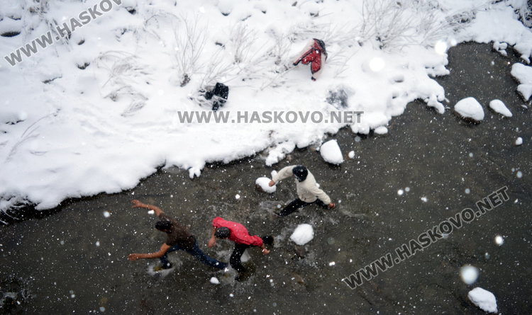 Тримата край Спортната зала , които се боричкаха за кръста