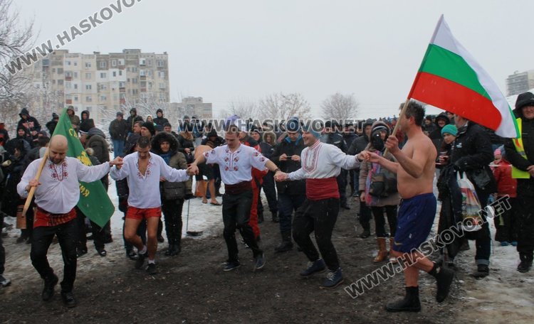 18-годишен спортист извади кръста на Йордановден в Димитровград