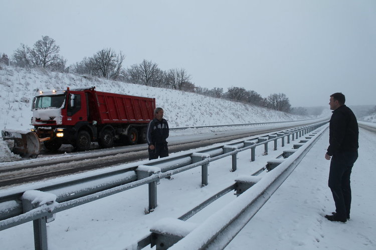 Кола се заби в преспи сняг на път за болница 